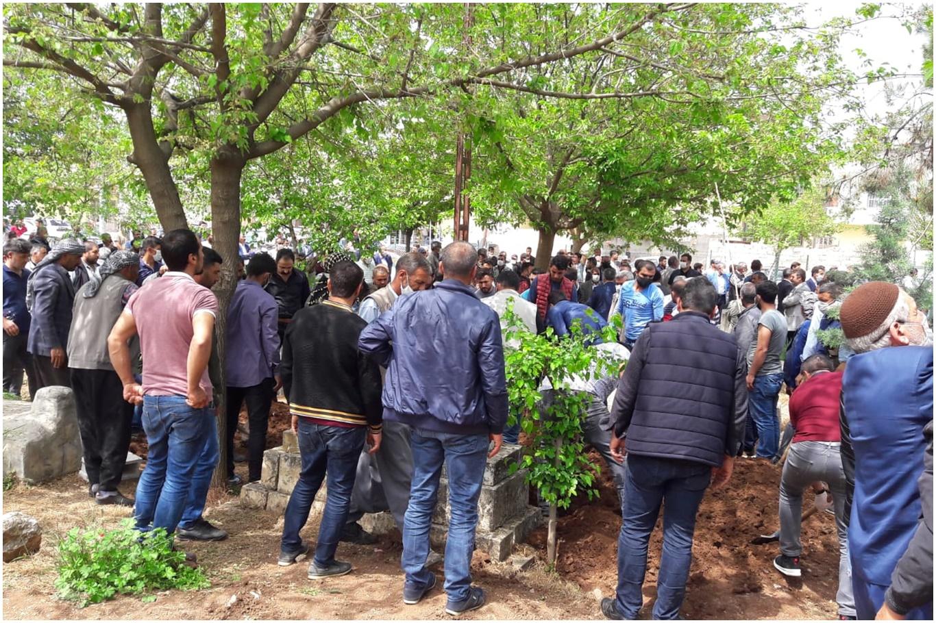 Şanlıurfa’da silahlı saldırıda hayatını kaybeden tarım işçisi defnedildi Şanlıurfa’da silahlı saldırıda hayatını kaybeden tarım işçisi defnedildi